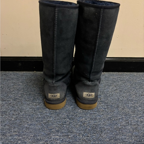 Uggs- women tall boot - Picture 2 of 5